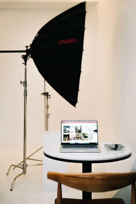 home-img Un smartphone élégant affichant une œuvre dans un décor minimaliste, idéal pour des univers tech et design.